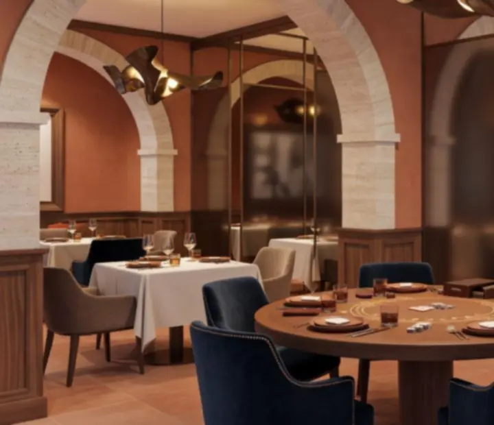 Lounge blackjack intimiste avec arches en travertin, lumière tamisée et table élégante