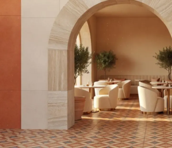 Entrée de Tableivoire sous une arche méditerranéenne en travertin
